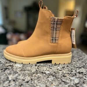NWT- TOMS Skylar  Boots- size 8.5- Brown & Tan